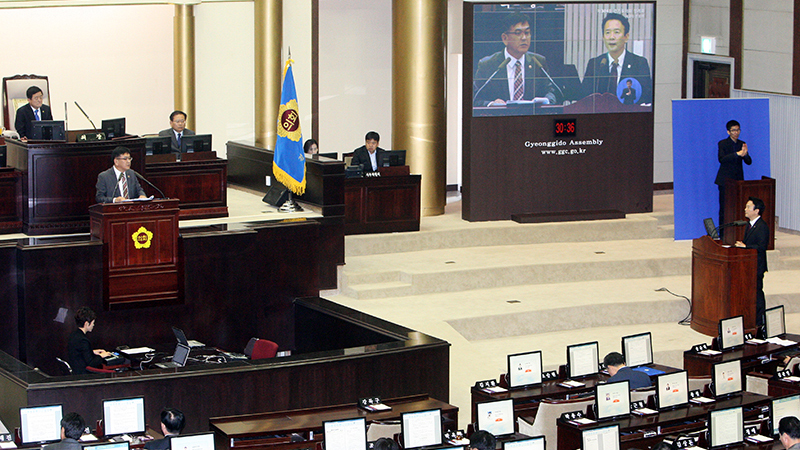 남경필 경기도지사가 4일 오전 10시 경기도의회 제304회 정례회 2차 본회의에서 도정질문에 답변하고 있다.