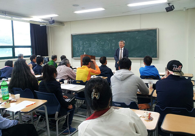 경기도는 6일 수원화성박물관에서 ‘2015 노숙인 인문학교육 수료식’을 열고, 수료생 21명을 배출했다. 인문학교육 진행 모습.