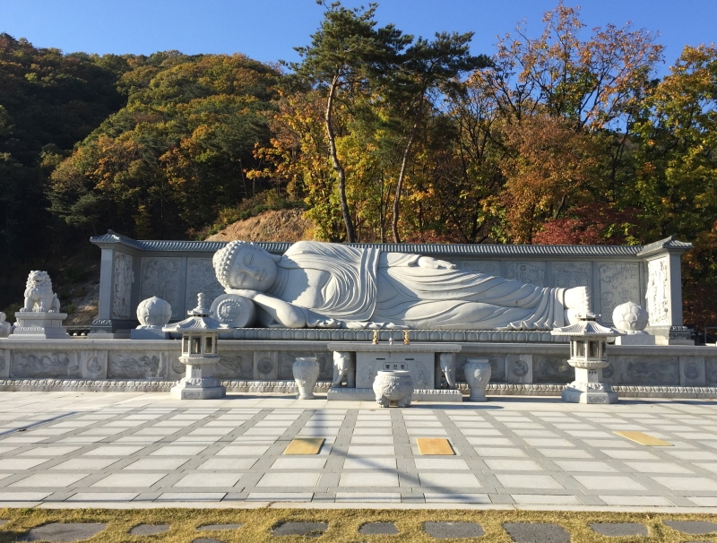 수진사에는 화강암으로 된 길이 11m의 와불상이 모셔져 있다. 