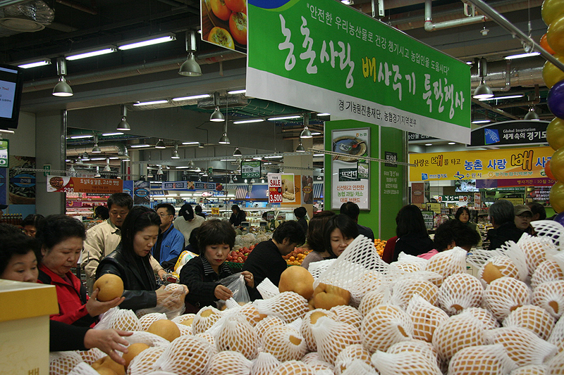 경기도와 경기농림진흥재단은 오는 19일부터 21일까지 3일간 킨텍스 제2전시장에서 열리는 ‘G푸드 비엔날레 2015’ 현장에서 ‘G푸드 농산물 블랙프라이데이’를 진행한다. 자료사진.