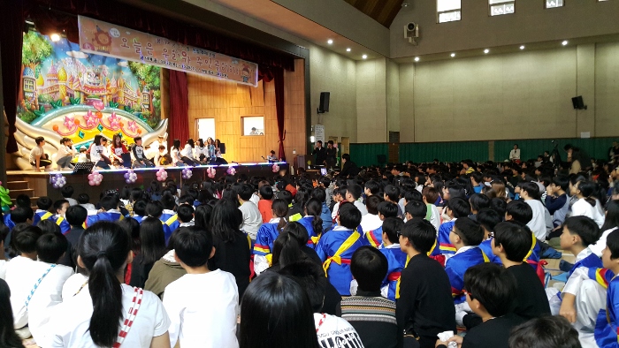 지난 10월 29일부터 30일까지 한빛초등학교에서는 학생들이 무한한 가능성을 펼친 ‘한빛 축제’가 열렸다. 사진은 축제 분위기를 한껏 북돋았던 사물놀이 모습.