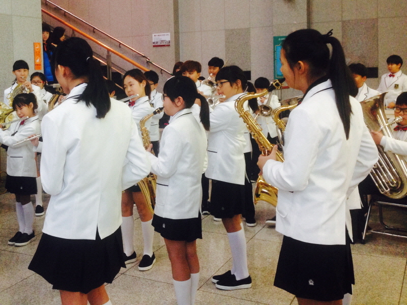 대상을 수상한 광주초등학교 관악부가 연습하는 모습.