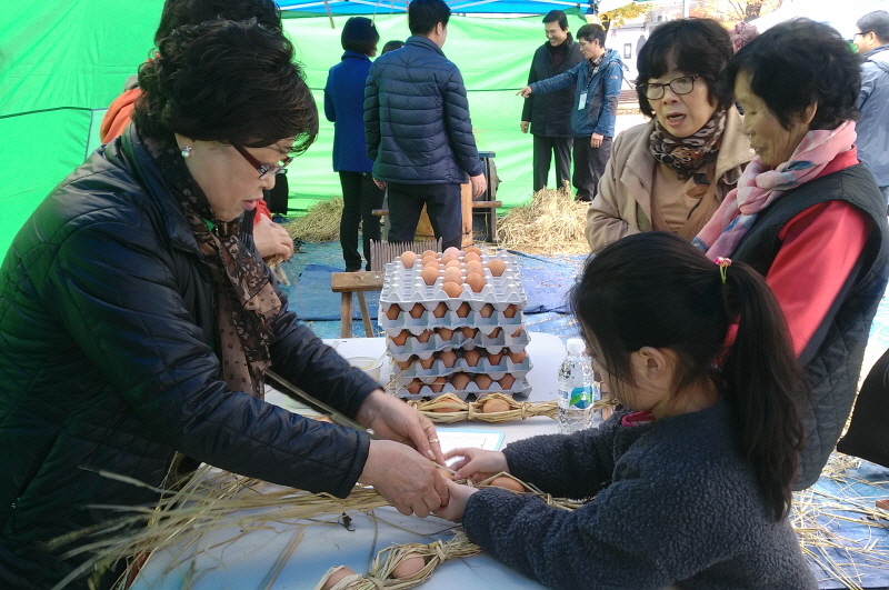 짚으로 새끼를 꼬고 달걀꾸러미를 만들어 볼 수 있는 ‘짚으로 만나는 전통문화’ 체험장.