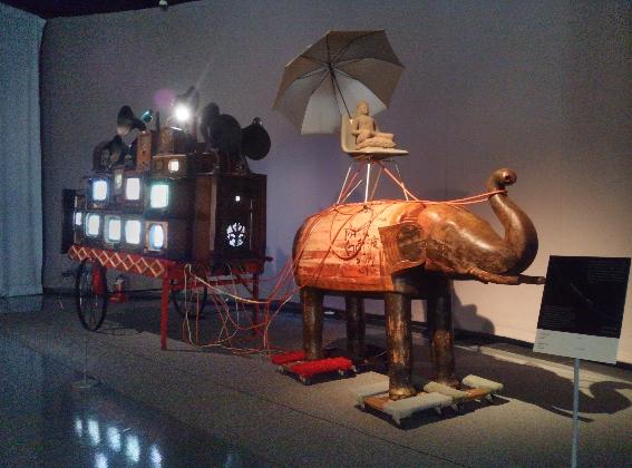 백남준의 작품인 ‘코끼리 마차’