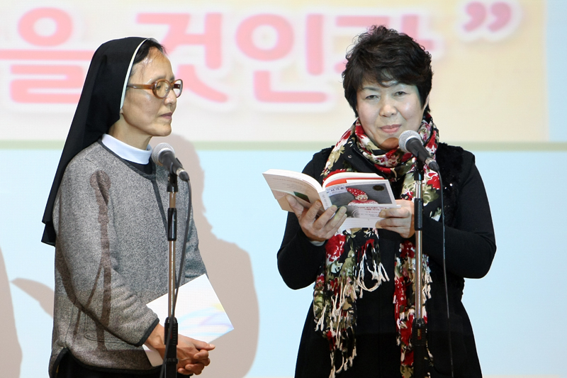북콘서트에 참석한 독자들이 무대에서 이철환 작가의 작품을 직접 낭독하고 있다.