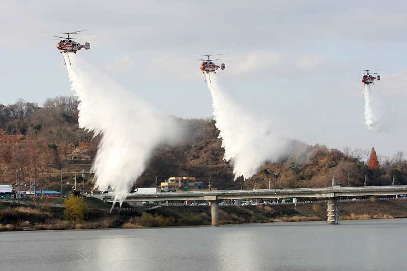 훈련에 동원된 진화 헬기들이 산불을 진압하는 시연을 하고 있다.