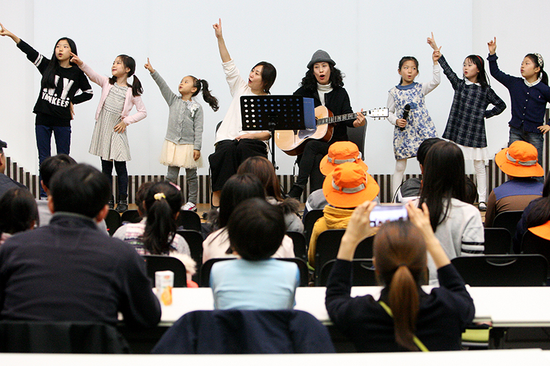 상탄초등학교 채소밴드가 19일 열린 ‘스쿨에코팜 토크콘서트’에 참석해 ‘아침 숲’ ‘제비꽃’ 등의 곡을 기타연주에 맞춰 선사했다.