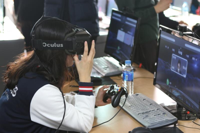 경기도 청소년기자단 전아현 기자가 HMD를 머리에 쓰고 가상 시뮬레이션 체험을 하고 있다.