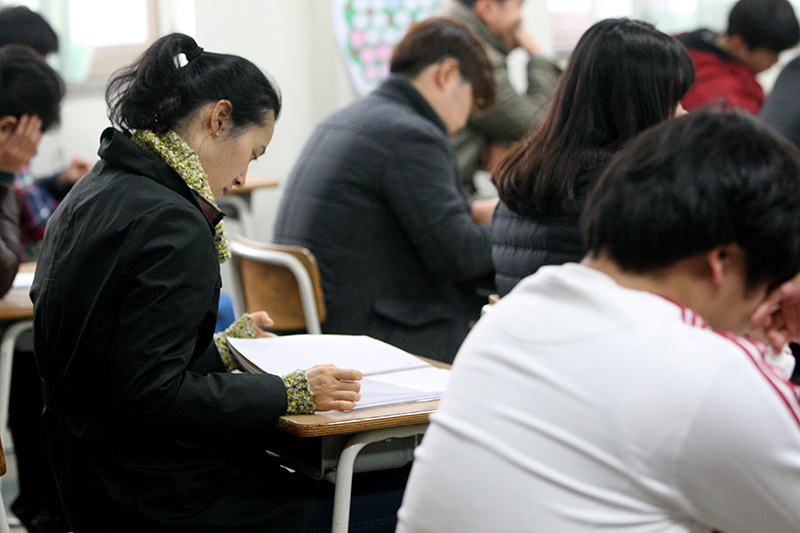 21일 수원 세류중학교에서 열린 경기도 산하 공공기관 직원 공채시험 필기시험 응시자들이 시험지를 살펴보고 있다.