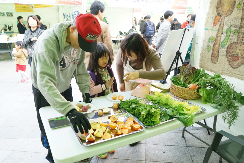 식생활교육고양네트워크가 마련한 부스에서 할아버지와 어린아이가 평소 즐겨먹는 채소를 고르고 있다.