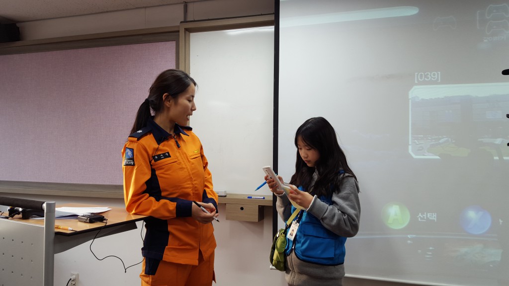 안전교육훈련담당관 유지영 소방위가 인터뷰하고 있는 모습