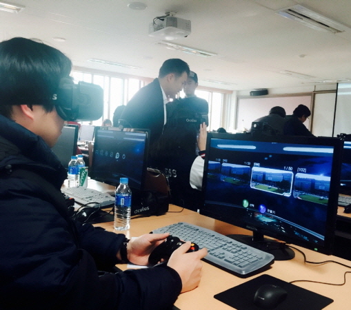 경기도기자단이 HMD 장비를 착용하고 시뮬레이션 게임을 체험하고 있다.