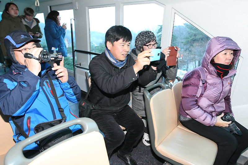 경기 소셜락커들이 포천아트밸리로 이동해 모노레일을 타고 천주호로 향하며 사진촬영을 하고 있다.