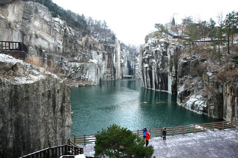 드라마 <내 마음이 들리니>의 촬영지로 유명한 천주호. 호수와 절벽이 눈에 띈다.