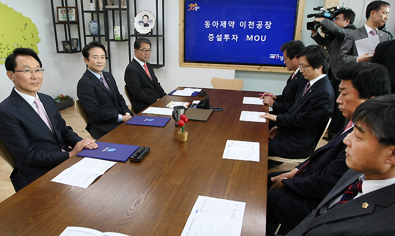 남경필 지사와 조병동 시장, 이원희 대표이사 등이 협약식에서 경과보고를 듣고 있다.