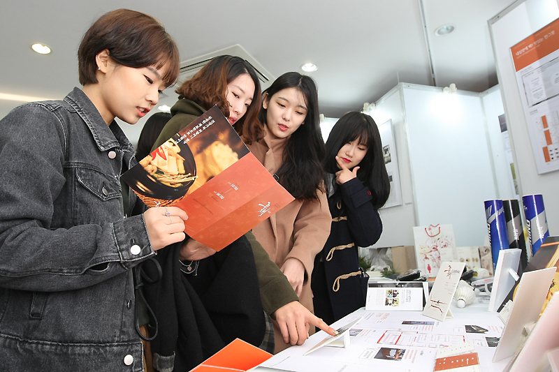 프로젝트에 참여한 대학생들이 작품을 둘러보고 있다.