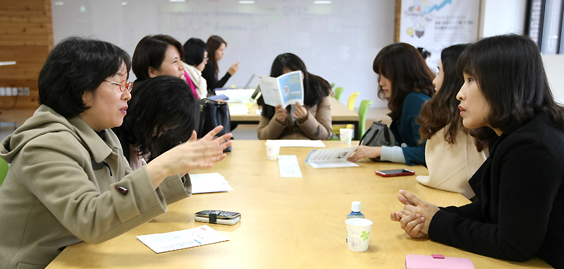 취업지원관에 모인 여성들이 취업정보를 공유하는 등 대화를 나누고 있다.