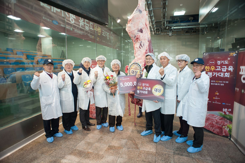 경기도는 9일 안양 축산물도매시장 ㈜협신식품에서 ‘제1회 경기도 한우고급육 평가대회’를 열고, 용인축협 권병주 씨 농가의 한우를 올해 최고의 고급육으로 선정했다. 