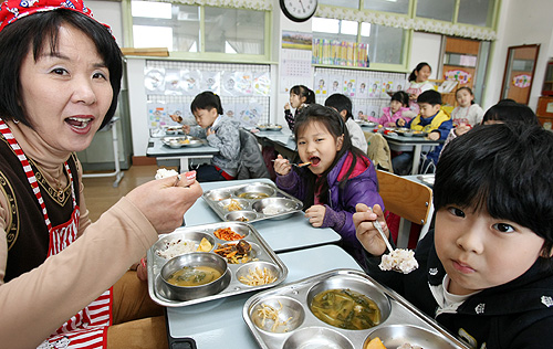 경기농림진흥재단이 친환경농산물 학교급식 공급대행업체를 모집하는 공고(11월 26일자, 경기농림진흥재단 제15-친환경04호) 내용을 일부 변경해 공고(긴급)한다고 10일 밝혔다. 자료사진.