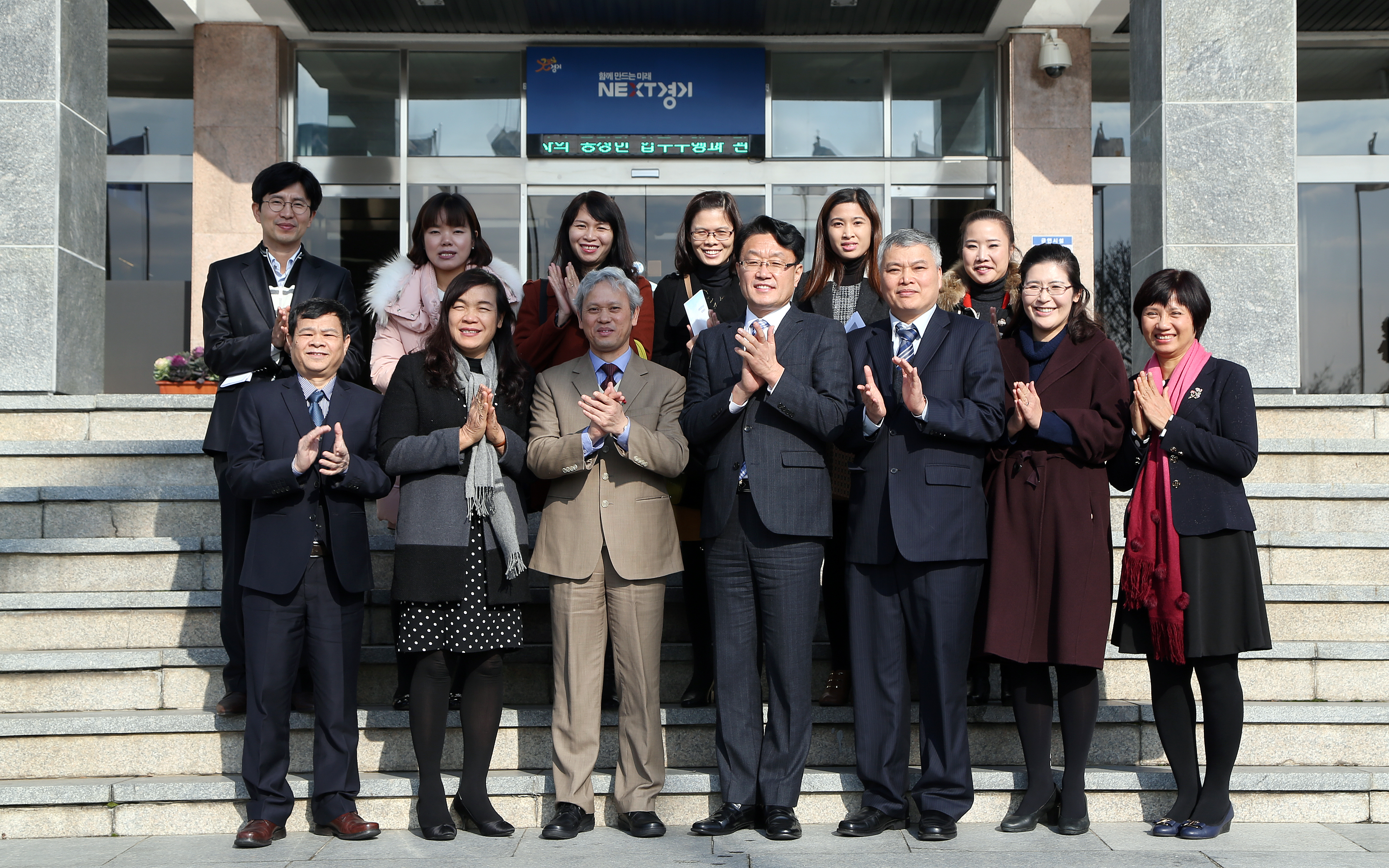 11일 오전 경기도의 인구통계 시스템 및 통계업무 벤치마킹을 위해 응웬 빅 람(Nguyen Vic Lam) 통계청장을 단장으로 한 베트남 통계청 임직원과 UNFPA(유엔인구기금.United Nations Population Fund) 전문가로 구성된 연수단이 경기도청을 방문해 이재철 경기도 정책기획관을 비롯한 관계자들과 기념촬영을 하고 있다. 