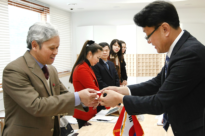 11일 오전 도청 신관 국제회의실에서 이재철 경기도 정책기획관이 경기도를 방문한 응웬 빅 람(Nguyen Vic Lam) 베트남 통계청장과 명함을 교환하고 있다.