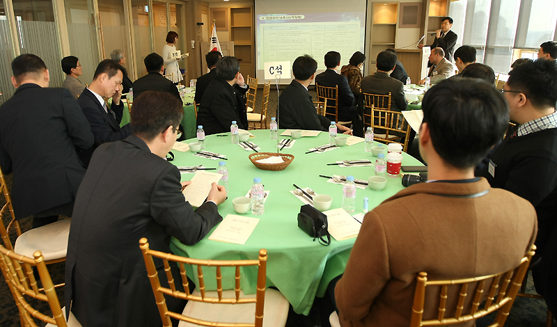 2015 하반기 일자리 우수기업에 선정된 35개 경기도내 기업 관계자들이 ‘일자리 우수기업 인증제’에 대해 설명을 듣고 있다.