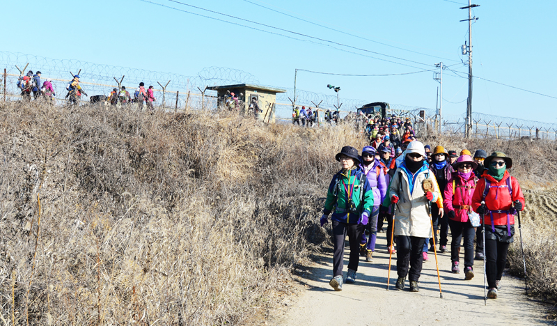 경기도는 12일 파주 임진각 일원서 평화누리길 12개 코스 종주자, 평화누리길 카페 회원 등 200여 명이 참석한 가운데 ‘평화누리길 종주투어 피날레 행사’를 개최했다.