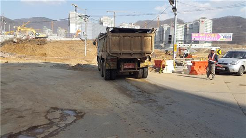 경기도가 도내에서 시행 중인 12개 대규모 공사장에 대한 현장 감사를 실시하고, 이에 대한 개선책 제시를 통해 77억5천만 원에 달하는 예산을 절감한 것으로 나타났다.