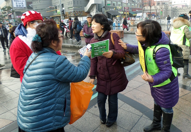 도민들이 에너지 절약과 관련된 퀴즈를 맞추고있다.