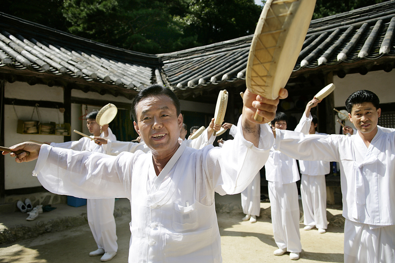 정인삼 선생은 용인 한국민속촌 근처에 있는 숙소에서 제자들과 함께 생활하면서 전통춤을 가르치고 있다.