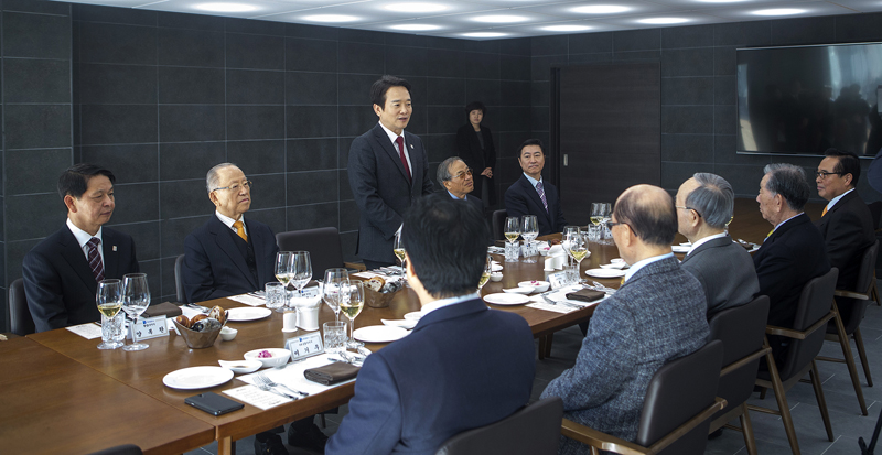 이날 남 지사는 전임 지사들에게 “경기도지사 공관이 도민 모두 함께 공유하는 공간으로 거듭나면서 역대 지사들께서 새 출발을 격려하기 위해 자리해 주신 것이 매우 의미가 크다”며 “경기도 발전을 위해 앞으로도 열정과 관심을 가져 달라”고 부탁했다.