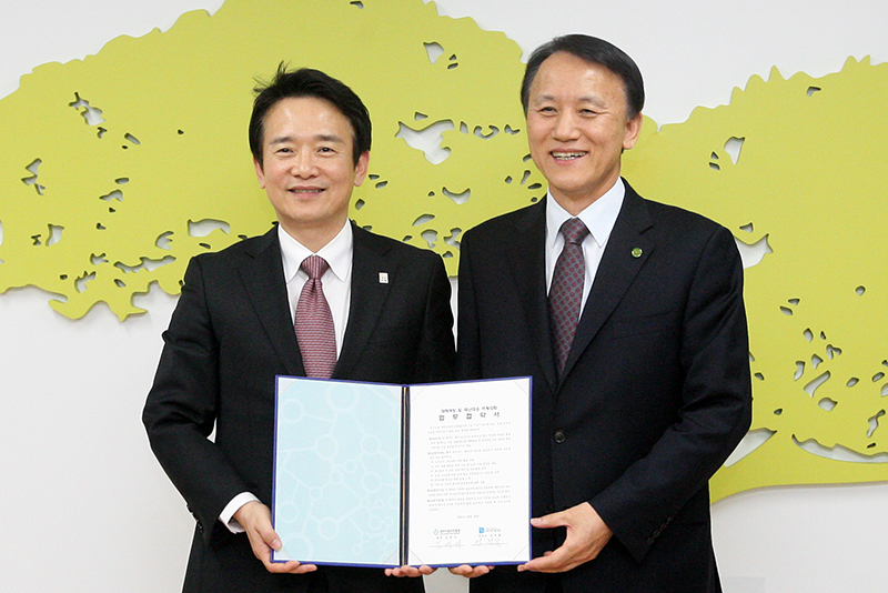 남경필 경기도지사와 김영기 대한산업안전협회 회장이 ‘재해예방 및 재난대응 역량강화를 위한 업무협약’을 체결하고 있다.