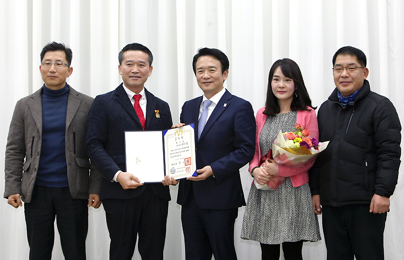 남경필 지사가 31일 오후 4시 경기도청 신관 제1회의실에서 열린 종무식에서 유공자 시상을 하고 있다.