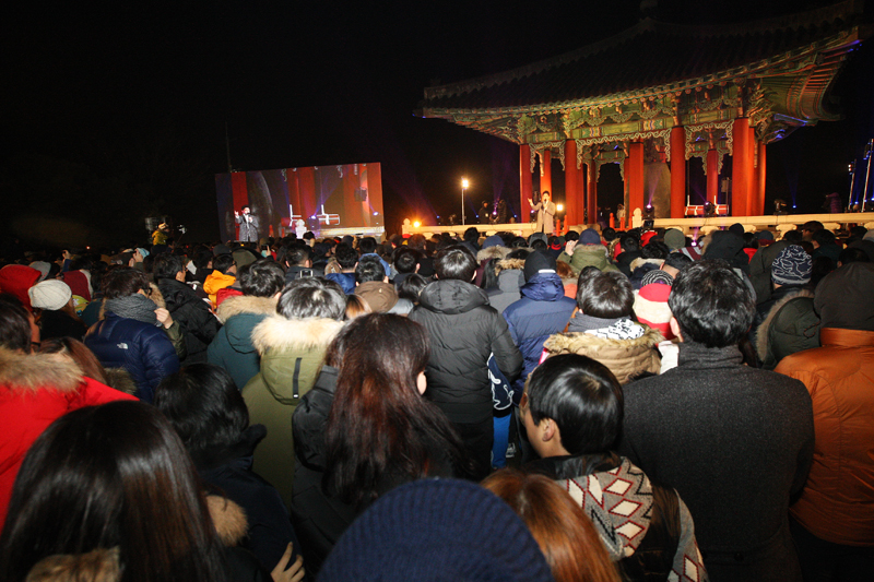 추운 날씨에도 타종식을 보러온 시민들의 모습. 