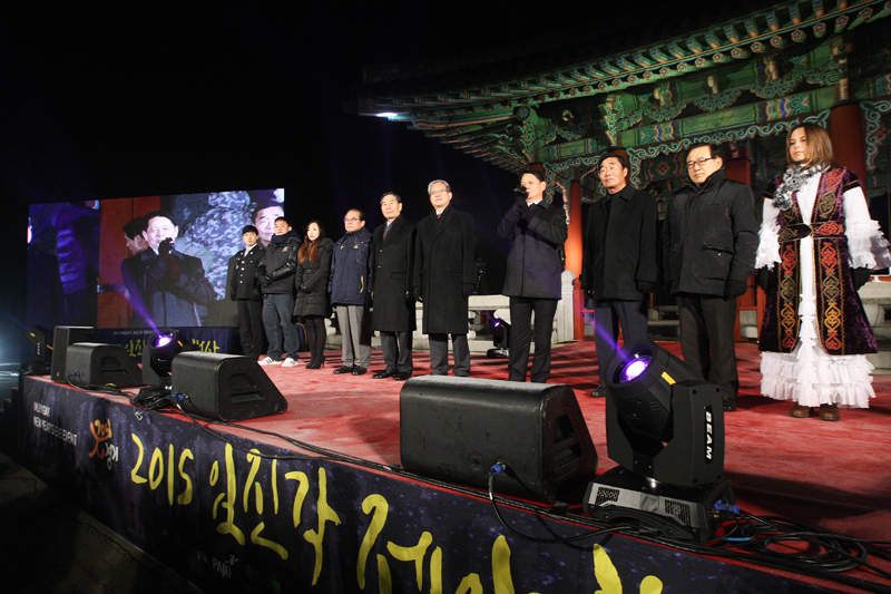 양복완 부지사는 “지난 한 해 동안 힘드셨던 것 다 잊으시고 새해에는 항상 좋은 일 많으시길 빌겠다. 경기도민 여러분 가슴에 제야의 종이 큰 울림으로 남았으면 좋겠다”며 “도민 여러분들의 행복을 위해 2016년에도 더욱 노력하겠다”고 말했다.