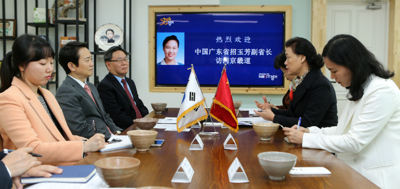 5일 오전 도지사 집무실에서 남경필 경기도지사가 중국 광둥성 자오위팡 부성장을 만나 면담을 하고 있다.