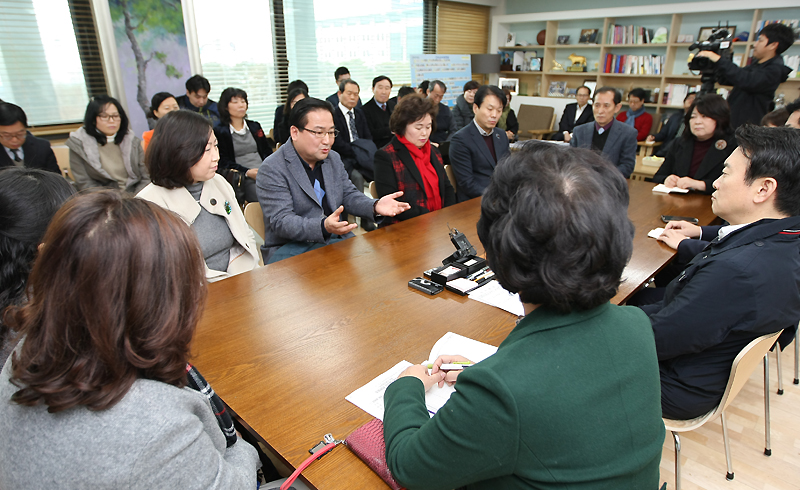 이날 간담회에 참석한 어린이집, 유치원 원장들은 교사들의 급여지급이 시작되는 1월 20일이 보육대란의 마지노선이 될 것이며, 2월이 되면 어린이집 아이들의 급·간식비 지원 중단으로 더 심각한 상황이 올 수도 있다고 호소했다.