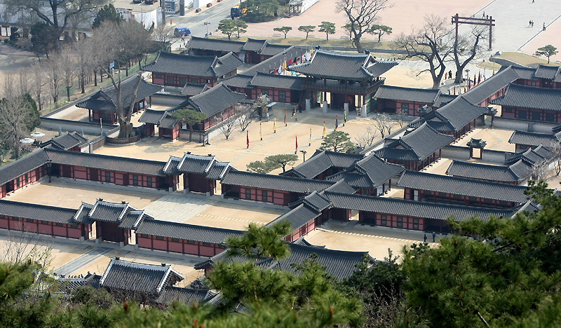 경기도가 세계문화유산 수원 화성(華城) 성곽과 지동시장 등 수원 화성 일대 1.83㎢를 ‘관광특구’로 지정하고 지난 18일 경기도보와 홈페이지를 통해 고시했다. 수원 화성행궁 전경.