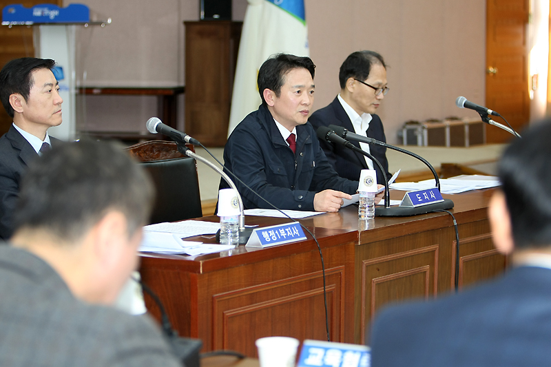 남경필 경기도지사는 19일 준예산에 누리과정 어린이집 예산을 편성해 지원하겠다는 뜻을 명확히 밝히며, 31개 시군 부단체장 회의를 긴급 소집해 협조를 당부했다.