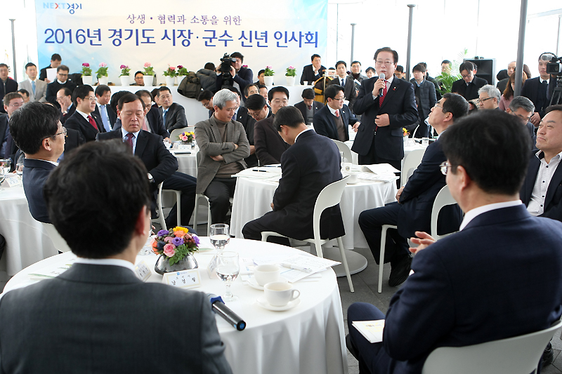 26일 ‘2016년 시장·군수 신년인사회’에서 시장·군수들이 새해 인사말과 함께 경기도에 건의사항을 말하고 있다.