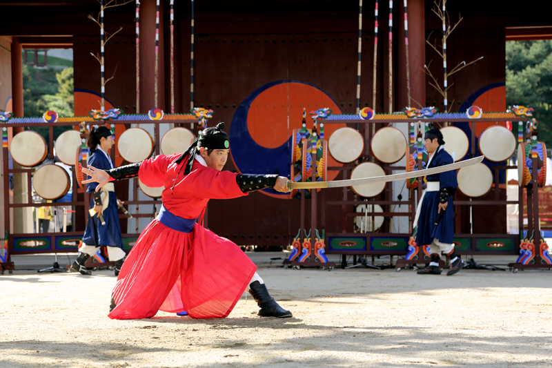 수원화성 및 화성행궁에서는 관광객을 위한 무예 24기 공연 및 상설체험프로그램을 연중 만나볼 수 있다.