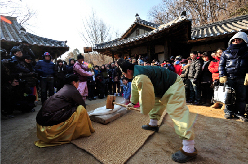 한국민속촌은 ‘설맞이 복잔치’, ‘달집태우기’, ‘지신밟기’, 병신년 새해 복을 점쳐보는 ‘복덕(福悳)방 민속복권’ 등 풍성한 설날 이벤트를 마련했다.