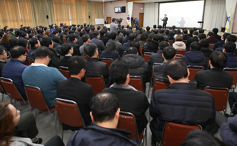 남 지사는 이날 “자유시장경제는 대한민국을 발전시키는 원동력이지만, 다분히 미국적이다. 이 체제의 한계를 다했다고 본다. 새로운 공유의 가치가 결합한 것이 대한민국 시장경제체제다. 시장은 완벽하지 않다. 보완하기 위해 공유적 가치를 가지고 가는 게 우리 시대의 정신”이라며 공유적 시장경제의 가치를 강조했다.