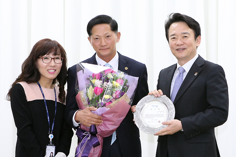 경기도의회 이재준 의원(더불어민주당·고양2)이 2일 ‘경기도 재정발전 유공’(「지방세특례제한법」 개정 건의 등)으로 남경필 경기도지사로부터 감사패를 받았다.