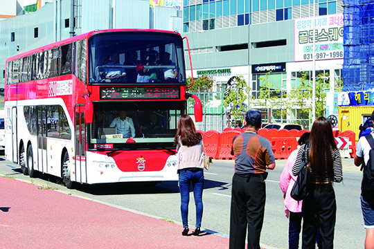 승객 10명 중 8명, 2층버스, 출퇴근에 도움된다 이미지