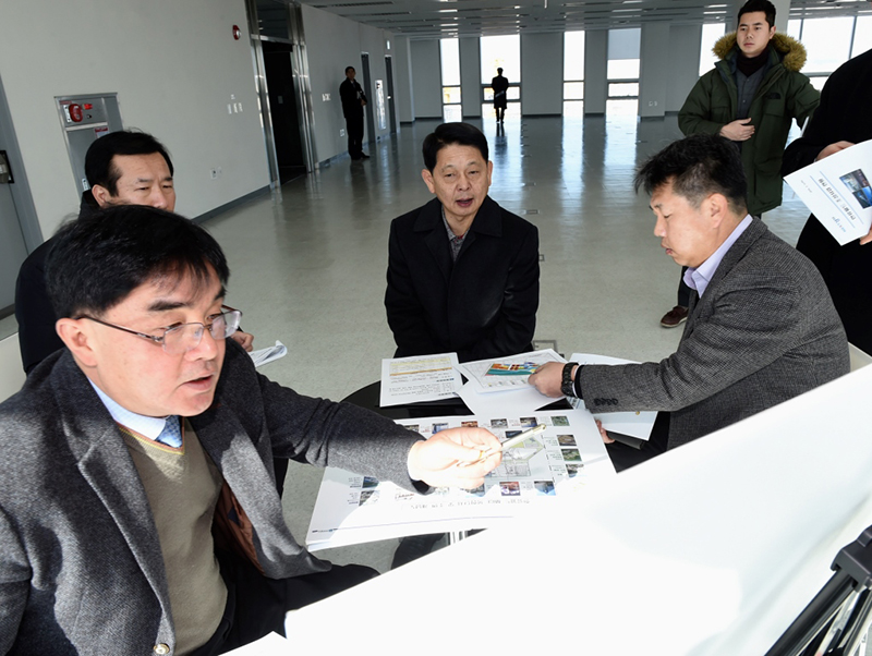 2일 오후 고양시 ‘한류월드 조성사업’ 현장을 방문한 양복완 경기도 행정2부지사가 사업 현황을 청취하고 있다.