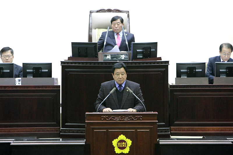 경기도의회는 4일 제307회 임시회 제2회 본회의를 열고 ‘경기도 인성교육 지원 등에 관한 조례 일부개정조례안’ 등의 안건을 심의 의결했다. 이날 건설교통위원회 윤광신 의원(새누리·양평2)이 5분 발언을 하고 있다.