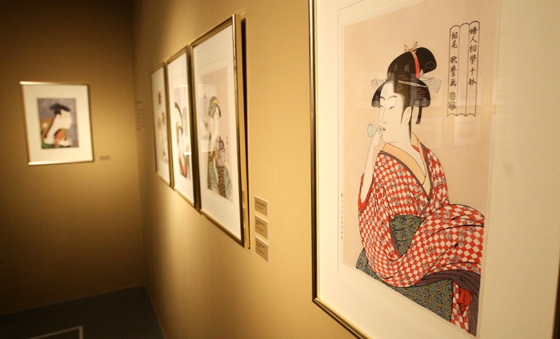 1970년대의 전통 우키요에의 복각화 작품들인 미인도 연작이 전시장에 전시돼 있다.