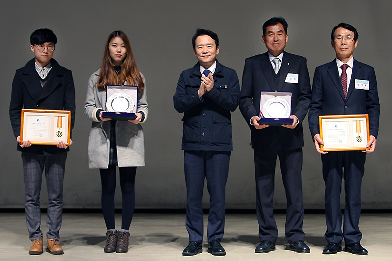 남경필 지사가 그린캠퍼스 유공자들과 기념사진을 찍고 있다.
