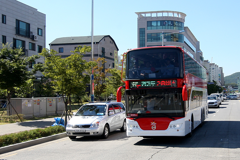 2층버스는 경기도가 광역버스 입석문제 해결 등을 위해 지난해 10월 전국 최초로 도입했으며, 현재 김포~서울시청 6대, 남양주~잠실 3대 등 5개 노선에 9대가 운행 중이다.